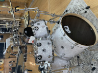 bdw-dwe-5-piece-drum-kit-bundle-white-marine-pearl-roland-v71-4cy-4wt-01-dektfp05tbwmcprcv71-b_6a16e9eebd3d2.jpeg