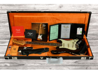 fender-michael-landau-signature-1968-stratocaster-round-laminated-rosewood-black_679c9927830f0.jpg