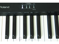 roland-fp-10-bk-painel-de-controlos_638dd2451d143.jpg